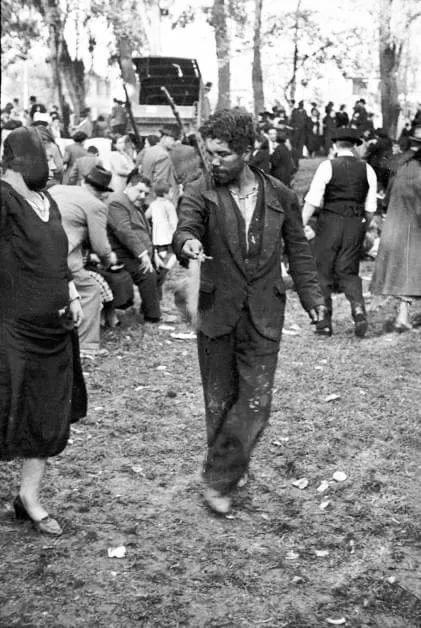 Roto chileno bailando Cueca Brava en una Chingana